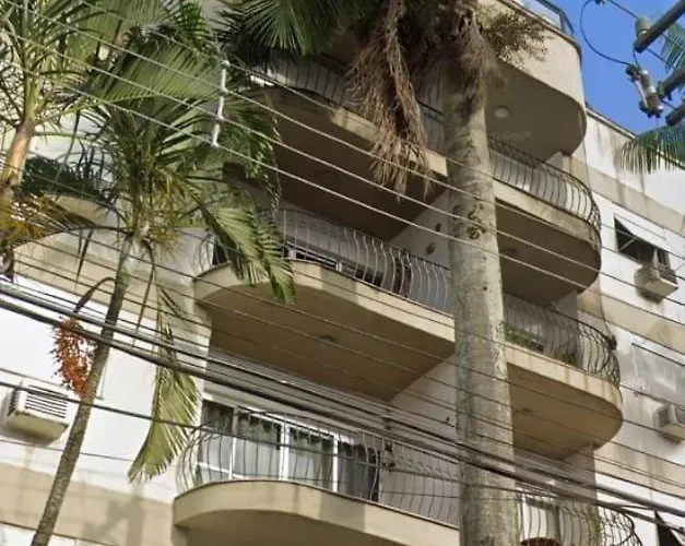 Apto Amplo, confortável, bem localizado, Astúrias Guarujá
